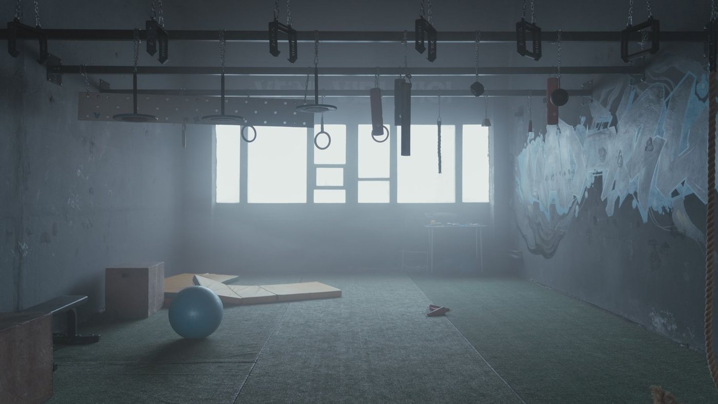 Sala de treino silenciosa com colchonetes no chao e luz de janela